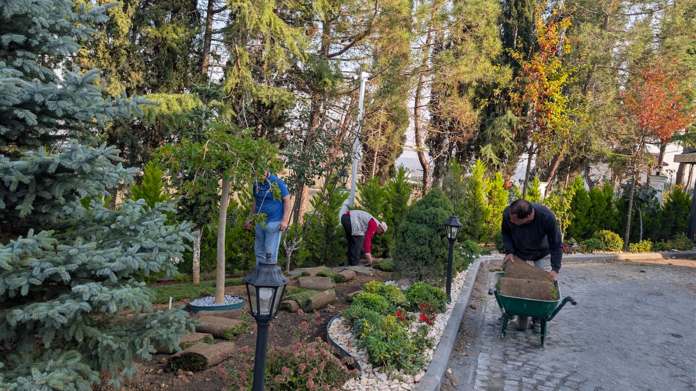 ناس لاندسكيب — فريقُ الصّيانةِ طويلةِ المدى يسقي عند الغسق